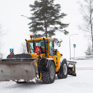 Auratraktori kääntyy Pirkankadulle.